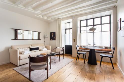 un salon avec un canapé et une table dans l'établissement Cozy Apartment -2BR-6P- Cathédrale de Notre-Dame, à Paris