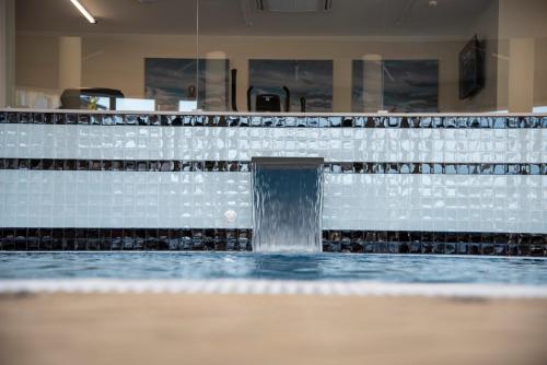 uma piscina com fonte de gua em Luna Hotel de Tbua na Tbua