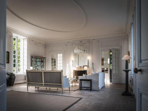 un salon avec un canapé et une table dans l'établissement Chateau de St MACLOU, à Saint-Maclou