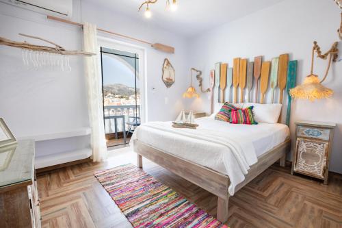 - une chambre avec un lit et une grande fenêtre dans l'établissement Gorgona Blue Apartments, à Karpathos
