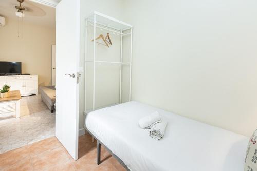 een slaapkamer met een bed en een glazen kast bij MONKÓ - 1 LINE, BEACH & SUN in Torremolinos