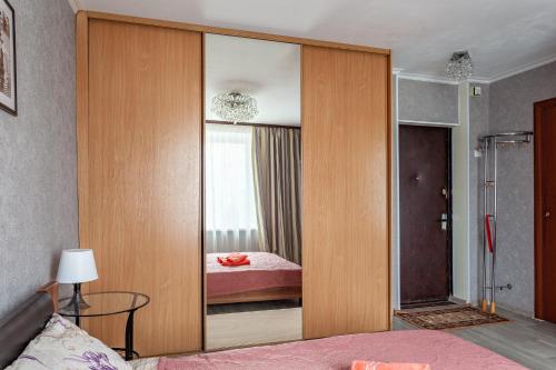  Кровать или кровати в номере Standard Brusnika Apartment on Eniseyskaya 