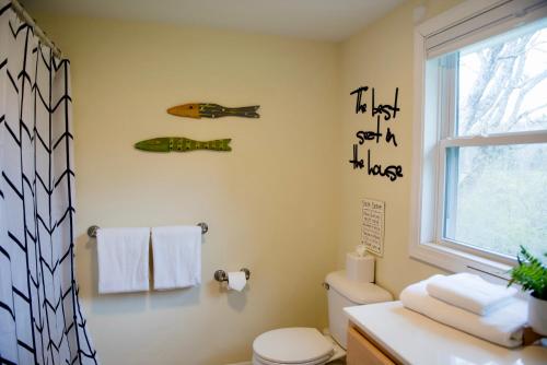 Ένα μπάνιο στο Stunning Lake Front! Modern+Chic+Cosy pet friendly