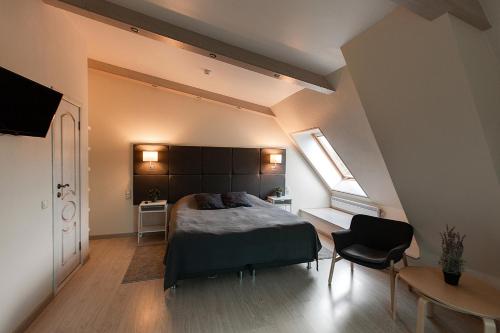 Un dormitorio con una cama grande y una ventana en Glarus Hotel, en Murmansk