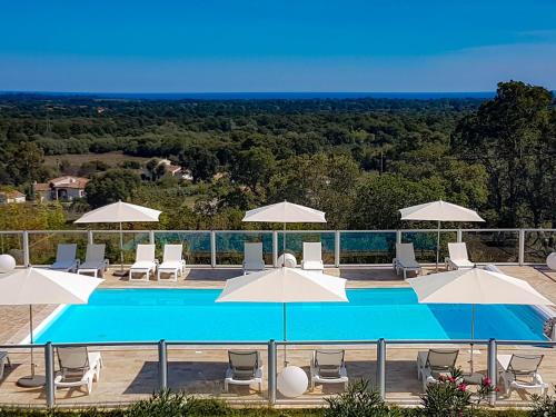 une piscine avec chaises et parasols dans l'établissement LES TERRASSES D ACQUACITOSA, à SERRA DI FIUMORBO