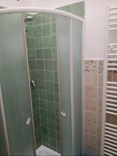 een badkamer met een douche met groene tegels bij Casa la Corte in Parabita