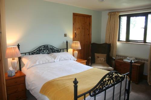 เตียงในห้องที่ Barn Cottage - Farm Park Stay with Hot Tub