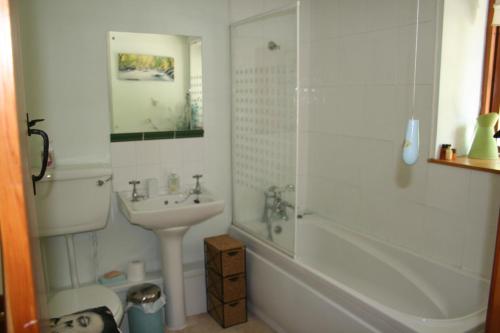 Barn Cottage - Farm Park Stay with Hot Tub tesisinde bir banyo