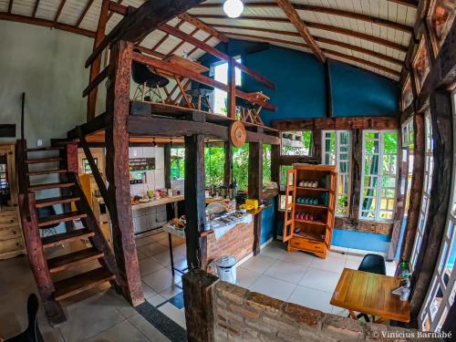 um quarto amplo com uma cozinha com escadas de madeira em Pousada Vila Mandalah em Carrancas