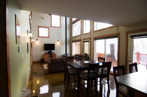 a dining room with a table and chairs at Cedar House Restaurant & Chalets in Golden