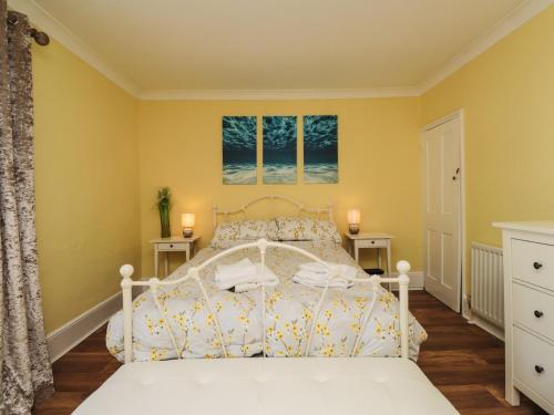 מיטה או מיטות בחדר ב-Poppy Cottage