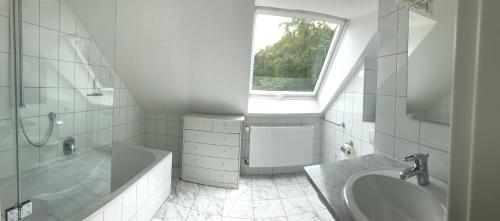 Ένα μπάνιο στο Maisonette Ferienappartement mit Garten
