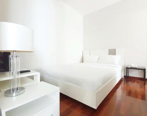 Una cama o camas en una habitación de The Sriracha Residence