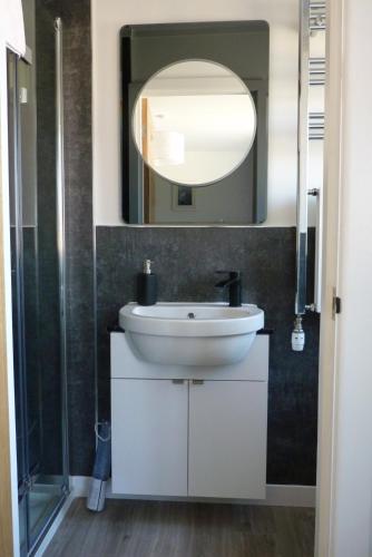 un bagno con un lavandino bianco e uno specchio di Tanleys B&B a Grantown on Spey