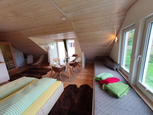 Un dormitorio con 2 camas y una mesa en una habitación en Pension am Kirschgarten en Gößweinstein