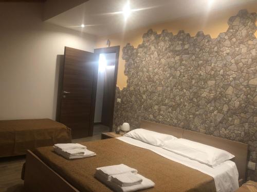 - une chambre avec un lit et des serviettes dans l'établissement Etna Blick View, à Zafferana Etnea