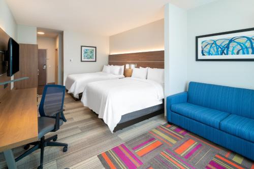 Krevet ili kreveti u jedinici u objektu Holiday Inn Express & Suites - St Peters, an IHG Hotel