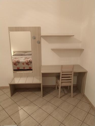 a desk with a mirror and a chair in a room at CASA TERRE BAROCCHE in Modica