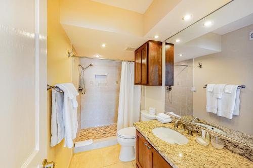Un baño con lavabo, inodoro y ducha. en Gulf Point Condominiums, en South Padre Island