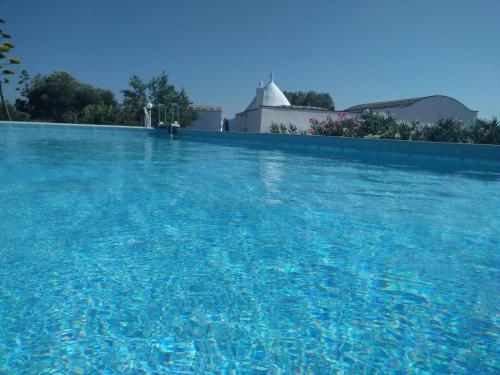 Bazén v ubytování Trullo gioioso nebo v jeho okolí