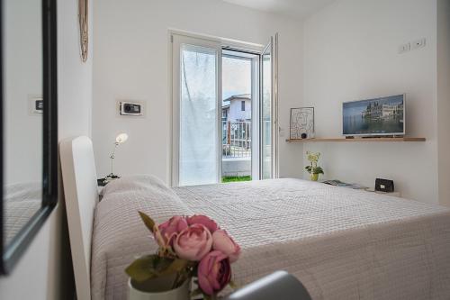 una camera da letto con un letto fiorito di APARTMENT BAMBOO - Regarda Travel a Lazise