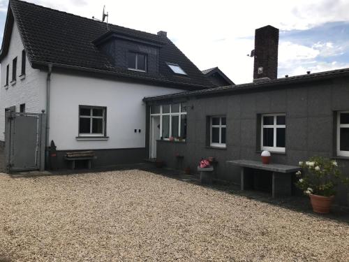 a house with a gravel driveway in front of it at Kranenbruch in Schwalmtal