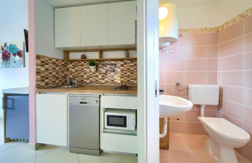 mała łazienka z umywalką i toaletą w obiekcie Malinska -Krk w mieście Malinska