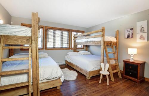 1 dormitorio con 2 literas y escalera en Chalets Alpins- 5 Chemin des Montagnards, en Stoneham