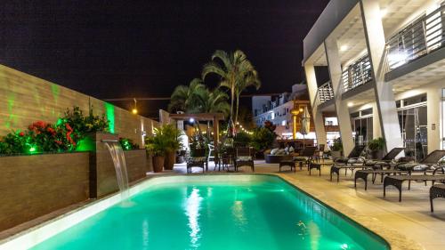 uma piscina à noite num hotel em Hotel & Pousada Favareto em Florianópolis