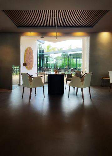 a room with chairs and a table and a dining room at Hotel Royal Paestum in Paestum