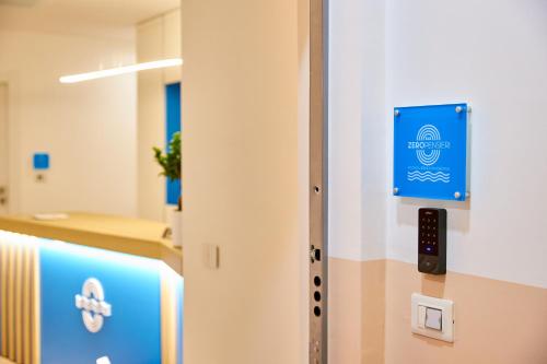 eine Tür in einem Krankenhaus mit einem Schild daran in der Unterkunft ZEROPENSIERI B&B in Agropoli