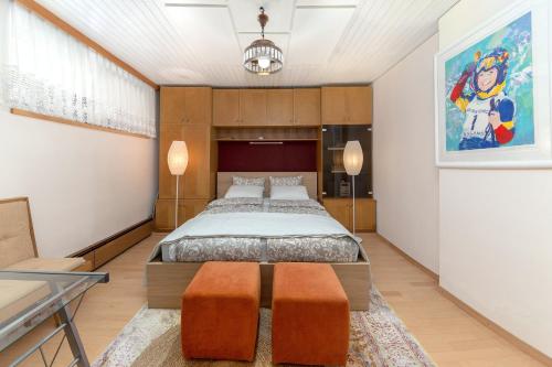 ein Schlafzimmer mit einem großen Bett und einem Tisch in der Unterkunft Apartment Franko in Radovljica