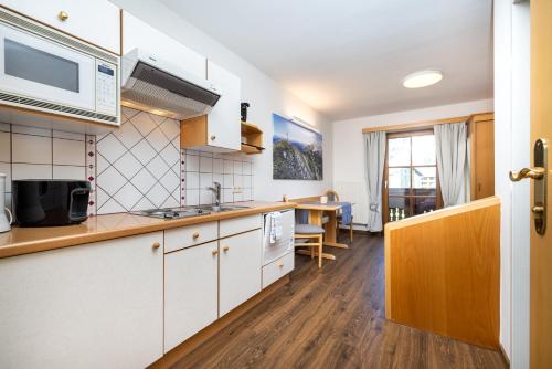 Cuisine ou kitchenette dans l'établissement Michis Aparthotel