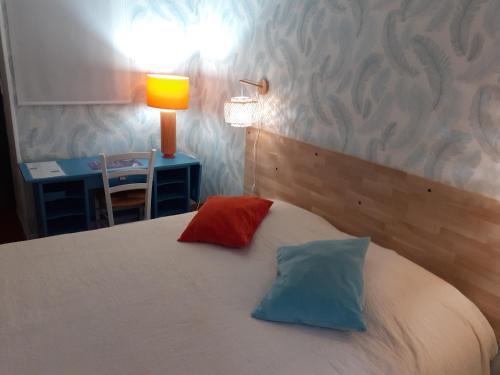 萨路特德沃克吕兹La Maison Bleue的一间卧室，床上有两个枕头