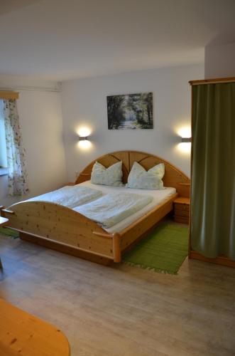 A bed or beds in a room at Ferienwohnung Vonwald