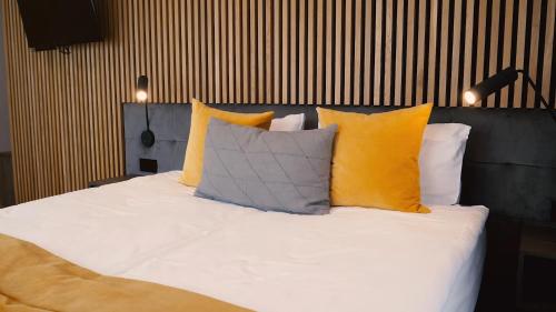 Postel nebo postele na pokoji v ubytování Jono kalnelis Apartments