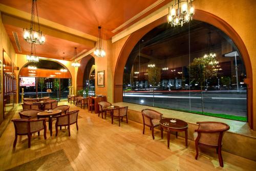 The lounge or bar area at METROPOL HOTEL Yerevan