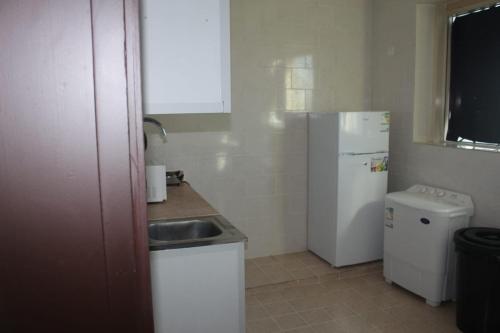 a small kitchen with a sink and a refrigerator at زائر الفخامه للشقق المخدومه in Tabuk