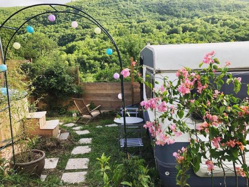 Jardín al aire libre en Gîte Aurinko : caravane avec bain nordique