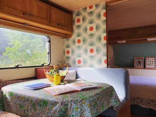 Tempat tidur dalam kamar di Gîte Aurinko : caravane avec bain nordique