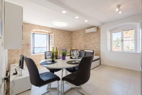 Ladovina, Relaxing Enviroment with a Modern Apartment in a Old Stone House