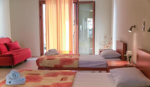 Ein Bett oder Betten in einem Zimmer der Unterkunft Eleni Suites Methoni