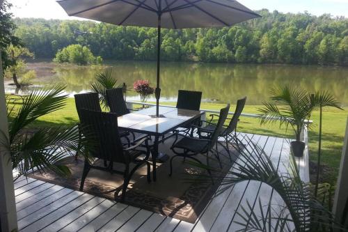 Lakehouse has Spectacular View plus Easy Access!