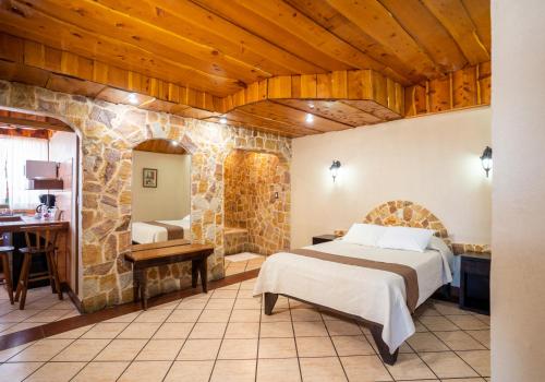 A bed or beds in a room at Hotel Cibeles Resort