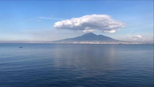 een berg in het midden van een grote hoeveelheid water bij Le Radici in Castellammare di Stabia