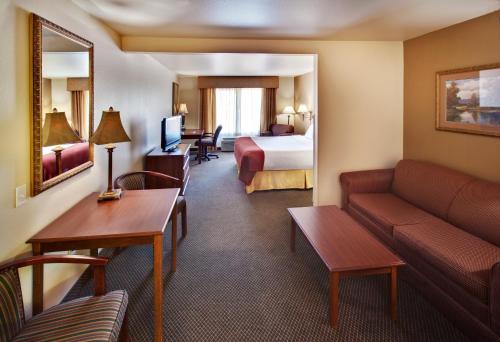 Habitación de hotel con cama y sofá en Holiday Inn Express Hotel & Suites Brookings, an IHG Hotel, en Brookings