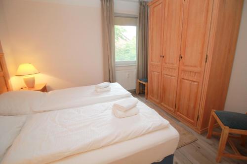 um quarto com 2 camas e uma janela em Ferienwohnung Seeblick Plöner See em Ascheberg