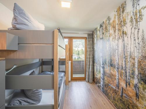 1 dormitorio con literas y un mural de árboles en Mountain Base Fieberbrunn en Fieberbrunn