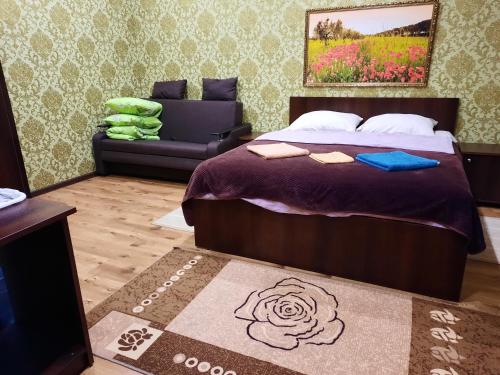 ロストフ・ナ・ドヌにあるPiramidAのベッドルーム1室(ベッド1台、椅子、ソファ付)