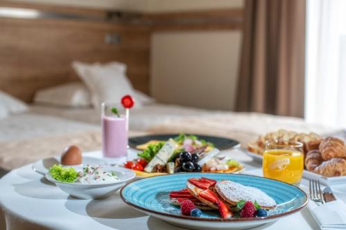 Pilihan sarapan tersedia untuk tetamu di Hotel & SPA Czarny Groń